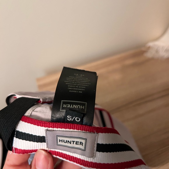 Hunter White Cap with Red Logo for high pony tails - Picture 3 of 3